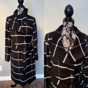 Ivanka trump black and white coat Small size